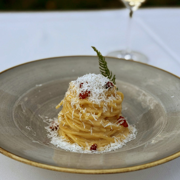 Teller mit Spaghetti und Parmesan
